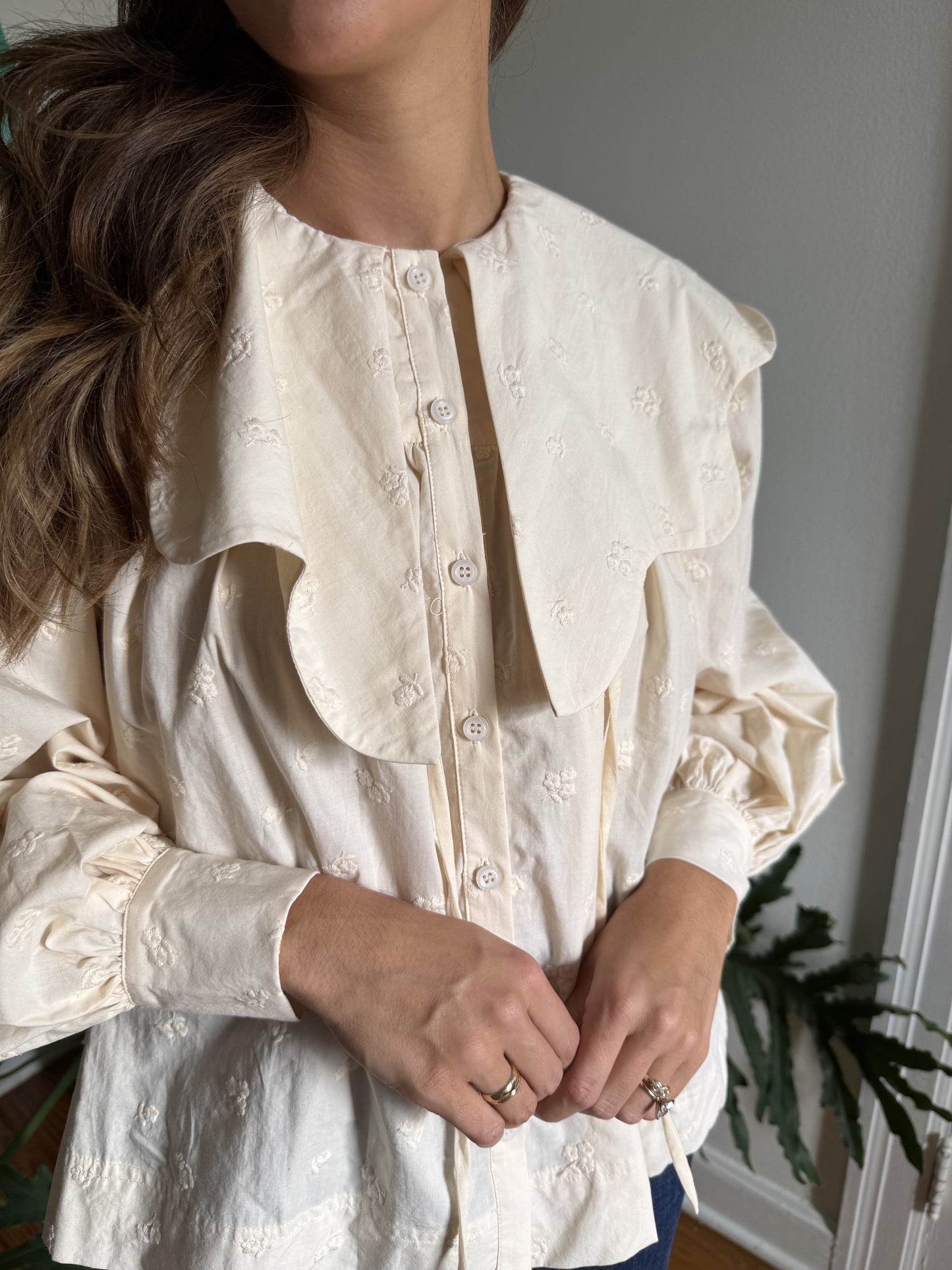 Aureum Laura Embroidered Scallop Collar Top